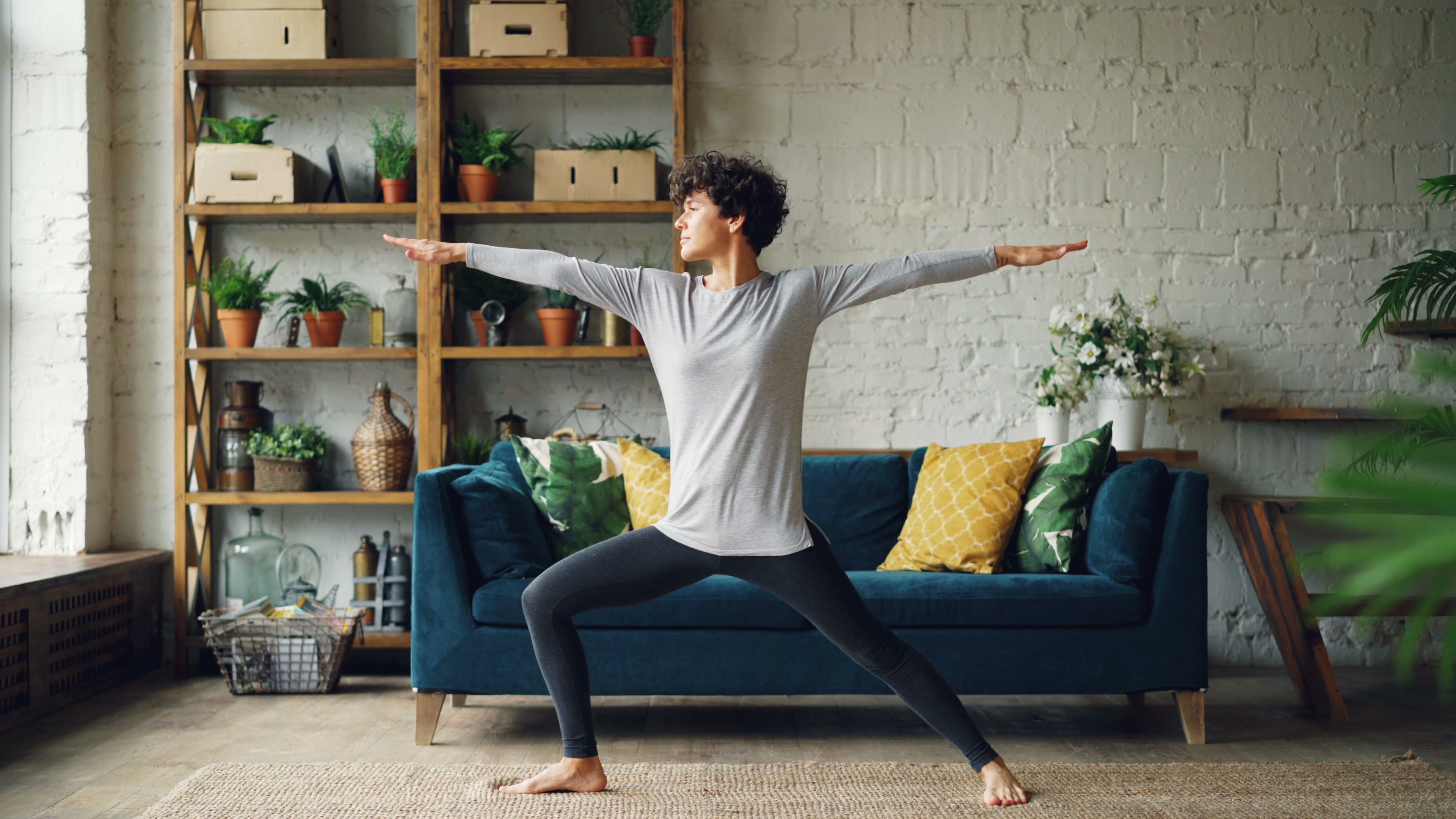 Práctica de yoga consciente en un espacio sereno